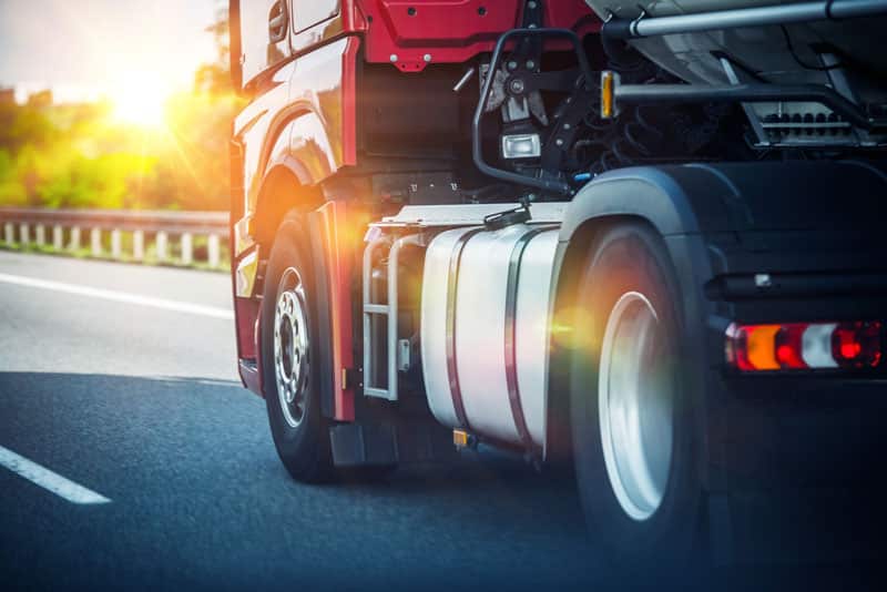 A close up of the front end of a semi truck.