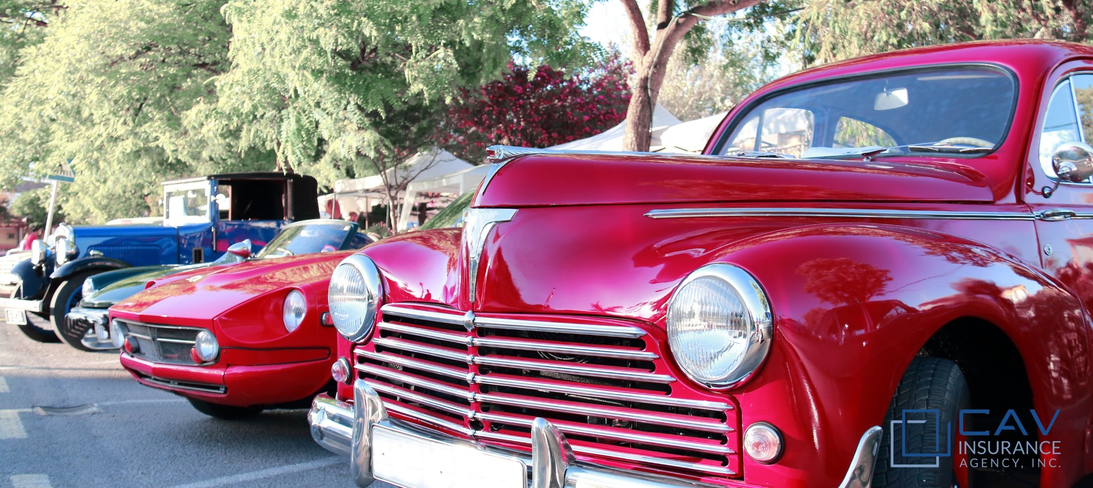 A close up of the front end of an old car